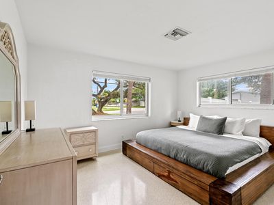 690 SE 5th Court