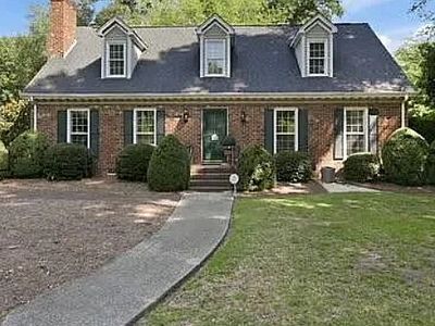 114 Williamsburg Dr