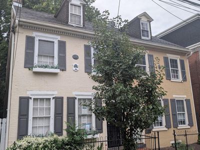 126 W Queen Ln