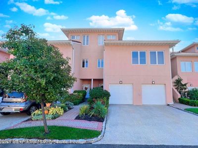 56 Harbour Ct