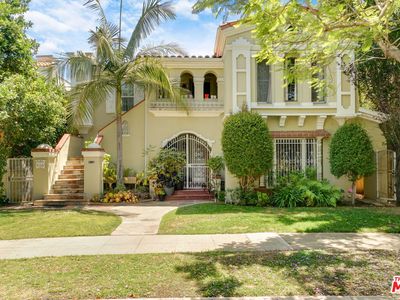 214 N La Peer Dr