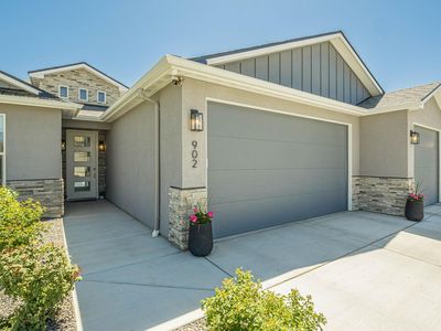 902 Cresthaven Dr