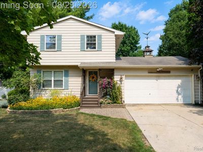 Property at 605 Autumn Dr, Flushing, MI