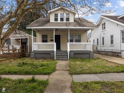 1045 W 37th St