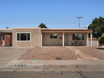 3120 Palomas Dr NE