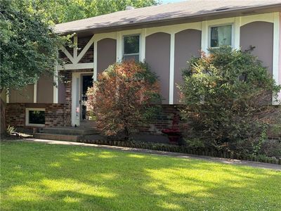 Property at 1404 NW Sandalwood Ct, Blue Springs, MO