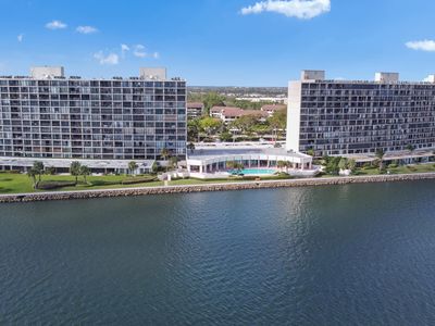 132 Lakeshore Drive #319