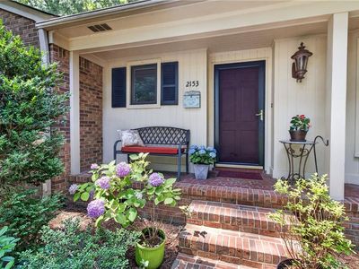 2153 Hollybriar Point