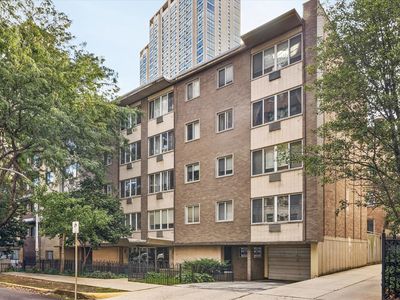 539 W Stratford Pl APT 408