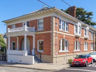 400 W Richmond Avenue