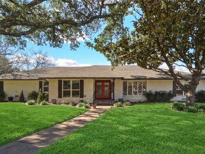 301 Lake Ter