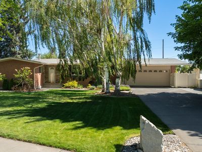 2137 Hillcrest Dr