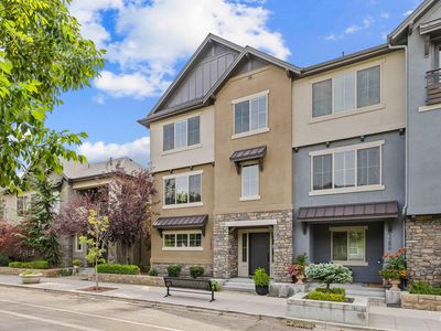 3290 E Thoroughbred Ln