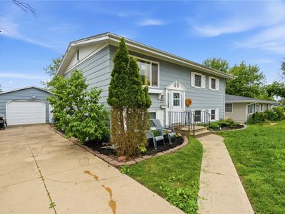 Property at 945 Westview Dr, Marion, IA