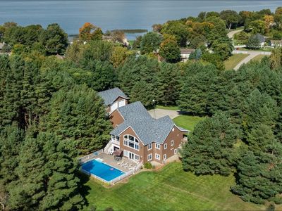 3191 Crestwood Dr NE