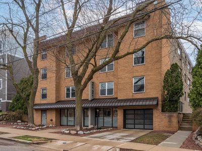 2121 North Cambridge AVENUE #202