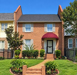 1106 N Pontiac Ave