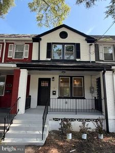 28 Hawaii Ave NE