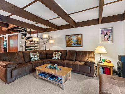 19 Stratton West Road