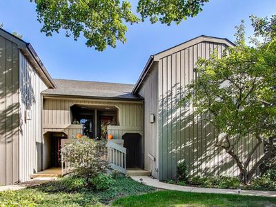 25 Shoreline Rd APT B