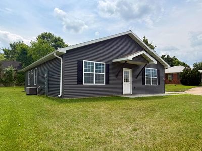 1302 E Illinois St