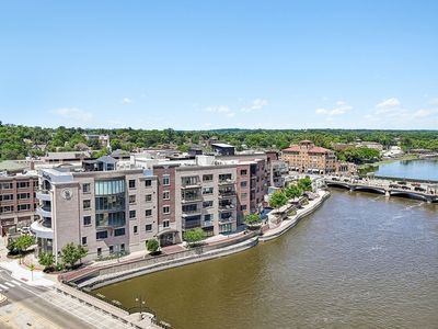 10 W Illinois St #4B