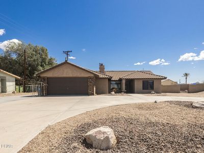 2104 Smoketree Ave N