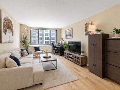 2025 Broadway APT 17A