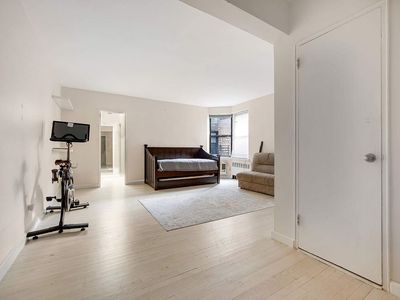 330 E 70th St APT 4G
