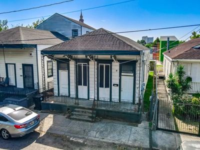 1216-18 Simon Bolivar Ave