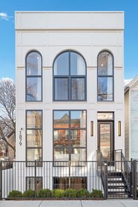 1879 N Hoyne Ave