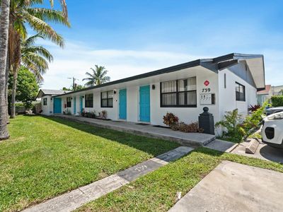 739 NE 13th Court