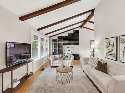 5342 Avenida Almendros