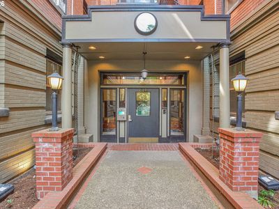2109 NW Irving St Unit 102