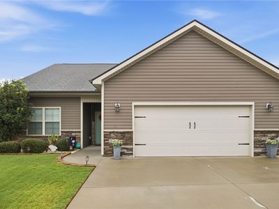 127 Shakleton Dr