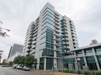 123 S Green St APT 906B