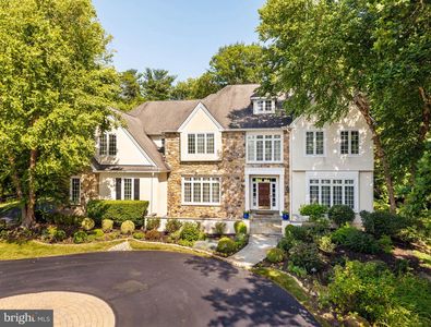 225 E Laurier Pl