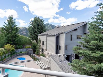 235 Spur Ln APT 606