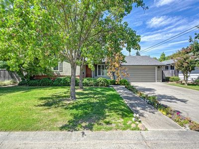1701 Daphne Ave