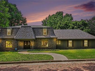 137 E Elm St