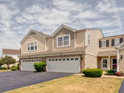 Property at 1916 Cobblestone Dr, Carpentersville, IL
