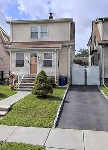 11 Welland Ave
