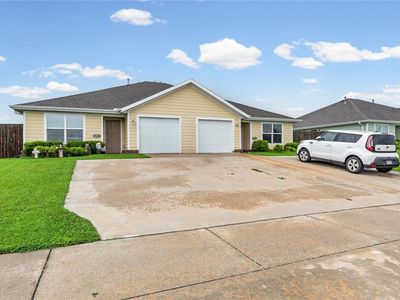 609 W Christopher Dr