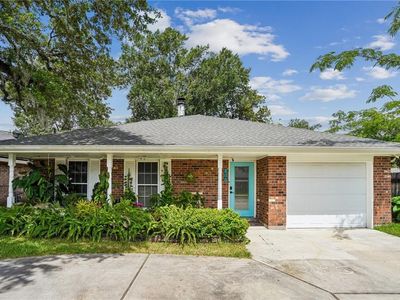 Property at 806 Colonial Club Dr, Harahan, LA