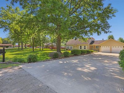 Property at 625 Buckingham Dr, Troy, IL