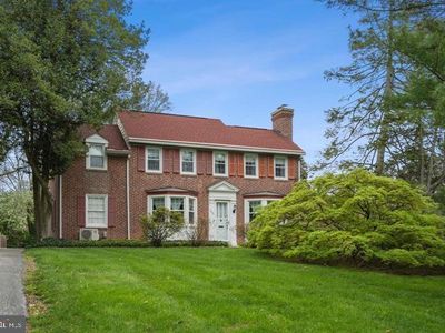 1037 Montgomery Ave