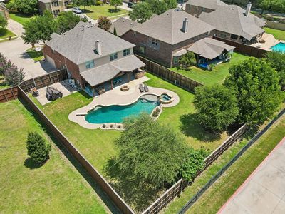 5732 Chateau Dr