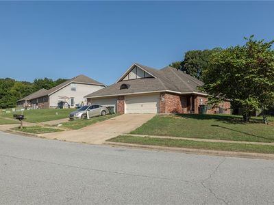 207 & 209 S Woodsprings Dr