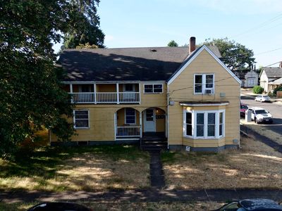 206 4th Ave SE