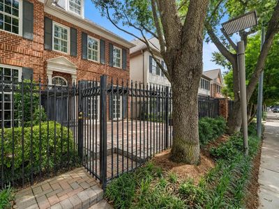 5136 Chevy Chase Dr